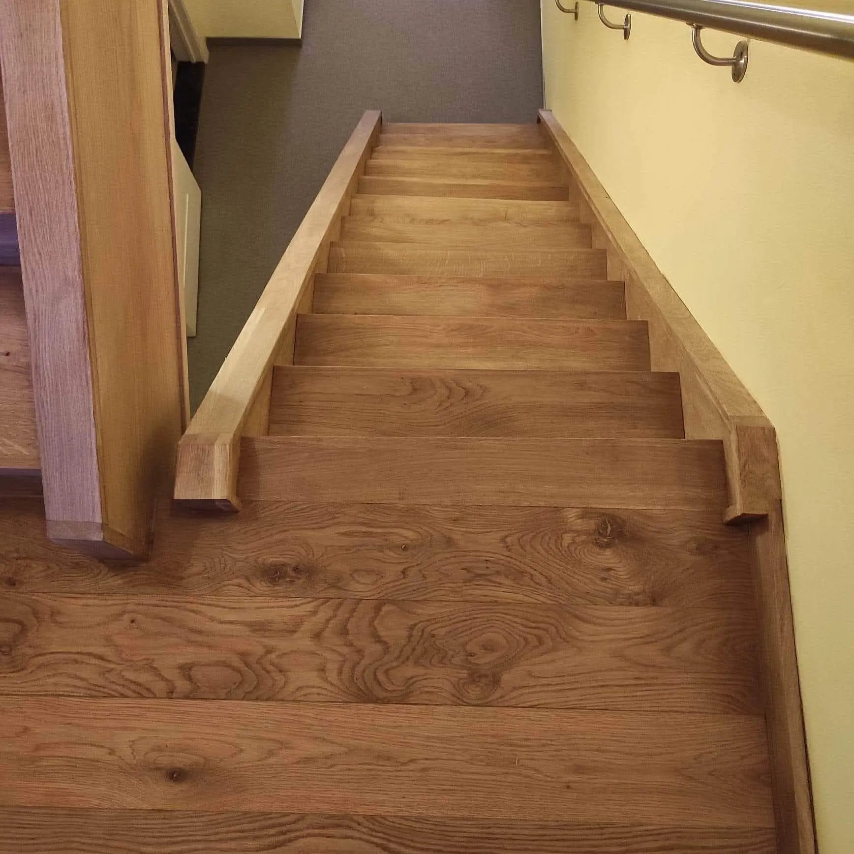 Oak-clad staircase and landing with chunky oak skirting